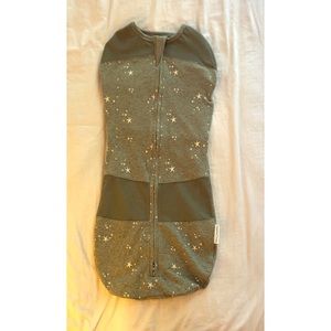 NWOT The Happiest Baby Sleepea Grey Star Swaddle M